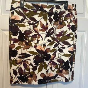 Floral skirt w/invisible back zipper